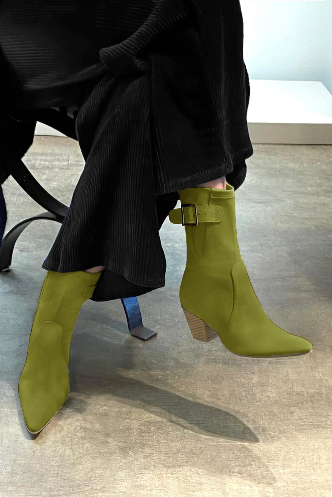 Pistachio green women's ankle boots with a zip on the inside. Tapered toe. Medium cone heels. Worn view - Florence KOOIJMAN